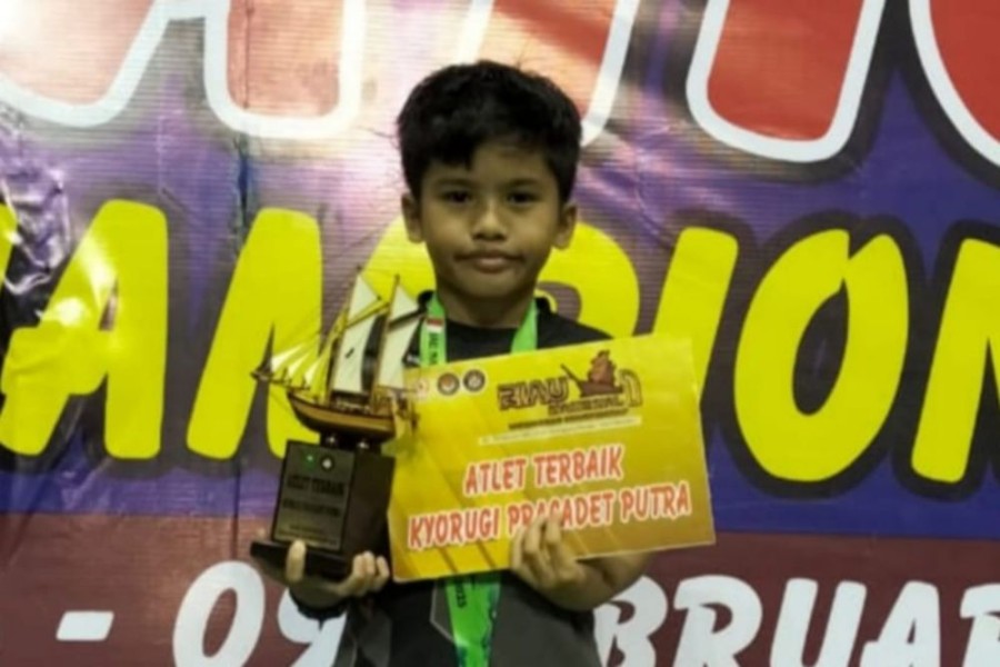 Waldan Abdillah Rafif Sabet Emas di Kejuaraan Taekwondo Riau