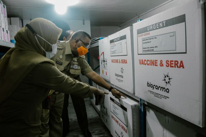 Disambut Wakil Gubernur Riau, Ini Penampakan Vaksin Sinovac saat Tiba di Pekanbaru