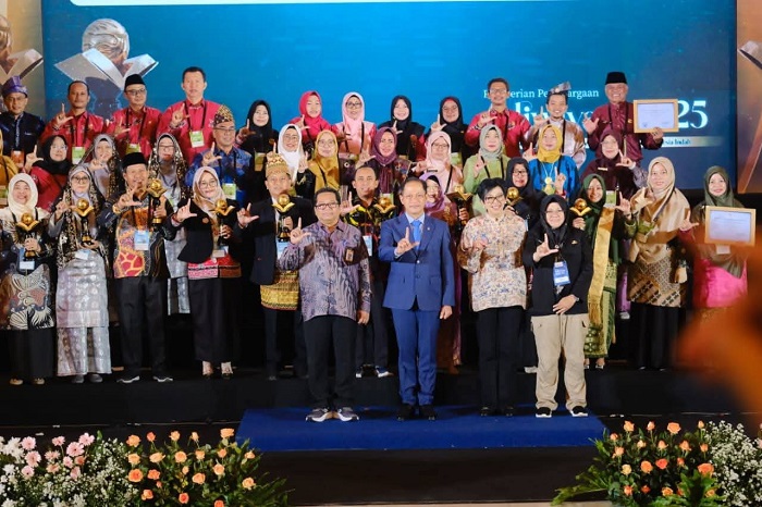 Menteri KLHK Serahkan Penghargaan Adiwiyata Kepada 11 Sekolah di Kabupaten Siak