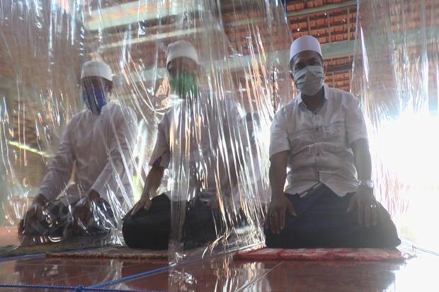 Unik! Di Masjid Pesantren Ini, Shaf Salat Diberi Plastik, Jadi Jamaah Tak Perlu Berjauh-jauhan