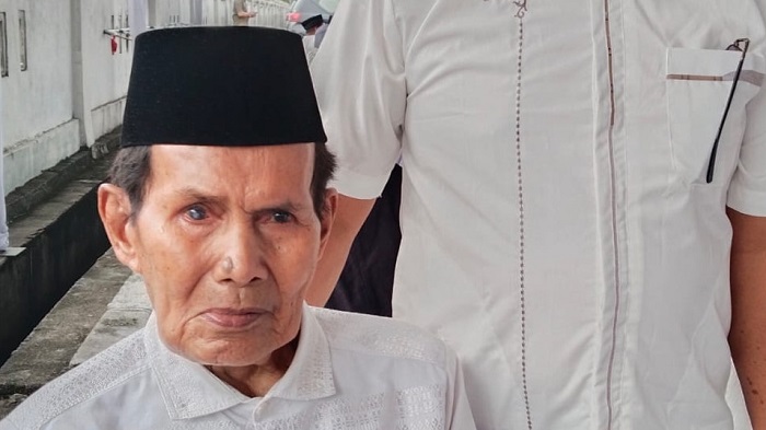 Alhamdulillah.... Menabung Rp10.000  Selama 15 Tahun,  Nelayan 95 Tahun Ini  Akhirnya Berangkat Haji Tahun Ini...