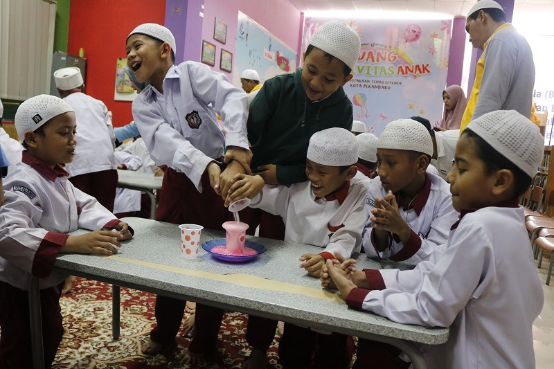 Sehari Menjadi Ilmuan Dalam Aksi Litera Tour di Perpustakaan Tenas Effendy