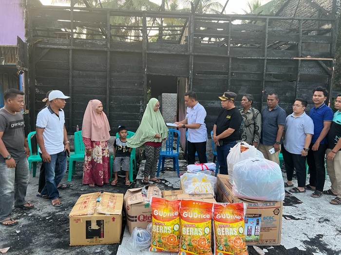 Peduli Terhadap Korban Kebakaran Simpang Solah, Lurah Dan Pemuda KitouSedinginan Salurkan Bantuan