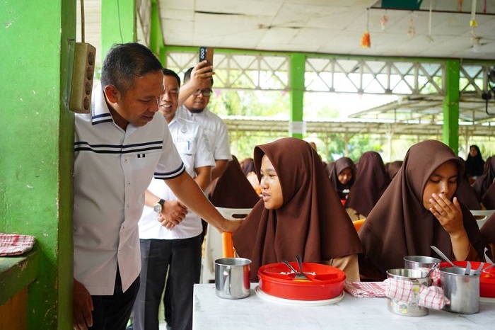 Antisipasi Kasus Keracunan, Gubri Abdul Wahid Terus Pantau Program MBG