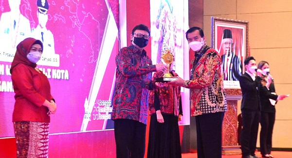 Berikan Pelayanan Publik Prima, Wali Kota Pekanbaru Raih Piala Adicita Sewaka Pertiwi dari Kemenpan-RB