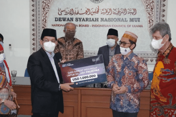 LUAR BIASA! Ustad Adi Hidayat Serahkan Bantuan Masyarakat  Indonesia untuk Palestina Sebesar Rp14,3 Miliar