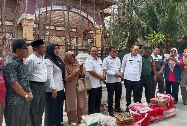 Dinas Sosial  Serahkan Bantuan Korban Kebakaran di Cipta Karya