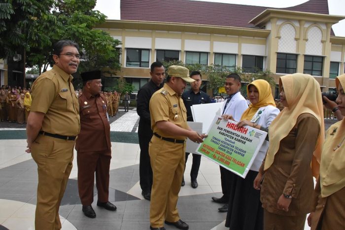 Pemkab Kampar Serahkan Penghargaan Dokter Teladan