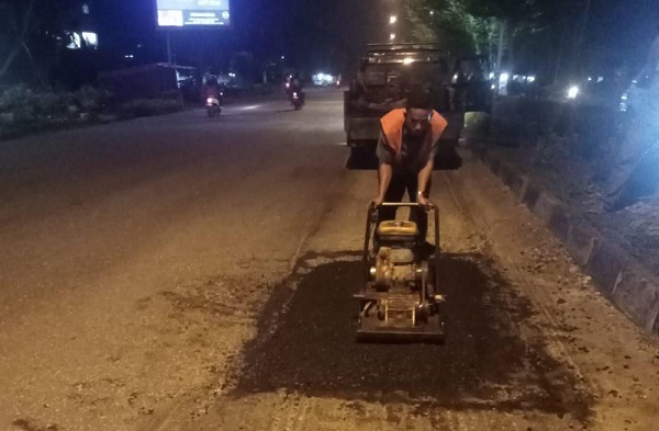Dinas PUPR Riau Langsung Perbaiki Jalan Berlubang di Yos Sudarso Rumbai
