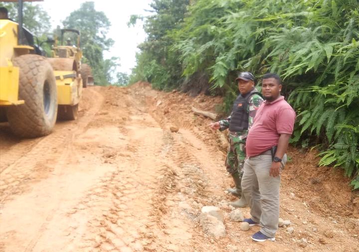 Tidak Ada Respon dari Pemprov Riau,  Dinas PUPR Rohul Perbaiki Jalintas Rusak Parah di Dusun Banjar Datar Batas Sumbar