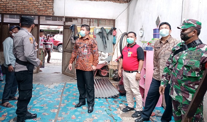 Tinjau Korban Angin Puting Beliung di Kepenuhan, Sekda : Pemkab Upayakan Bantu Melalui BPBD Rohul