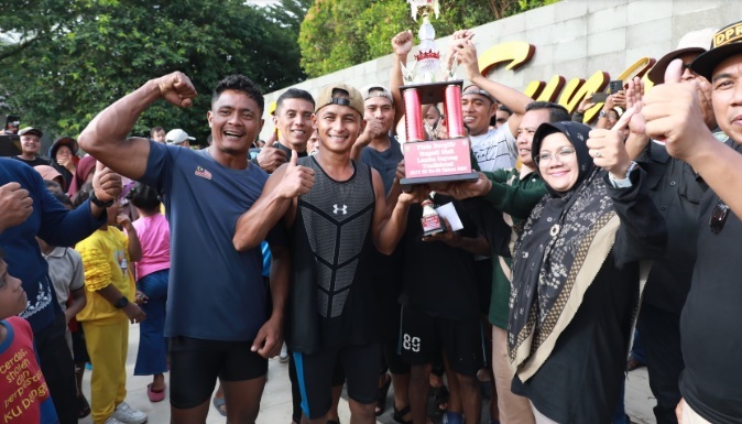 Tutup Lomba Dayung Tradisional, Bupati Afni Berhasil Seberangi Sungai Siak