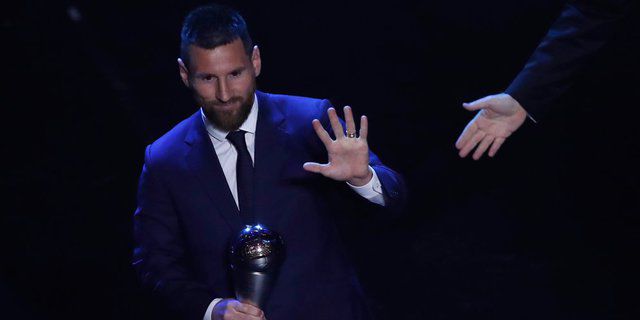 Ungguli Ronaldo dan Van Dijk, Lionel Messi Raih Gelar Pemain Terbaik FIFA 2019