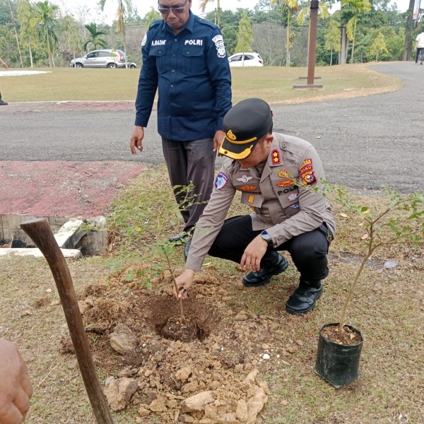 Kapolda Riau Programkan Penanaman Bibit Pohon Se Provinsi Riau, Kapolres kuansing Tanam 21 Ribu bibit pohon