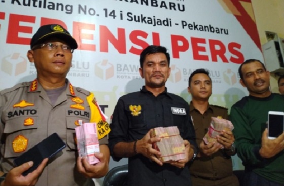 Diduga untuk Serangan Fajar, Sentra Gakkumdu Tangkap 4 Orang Bersama Uang Rp506 juta di Hotel di Pekanbaru