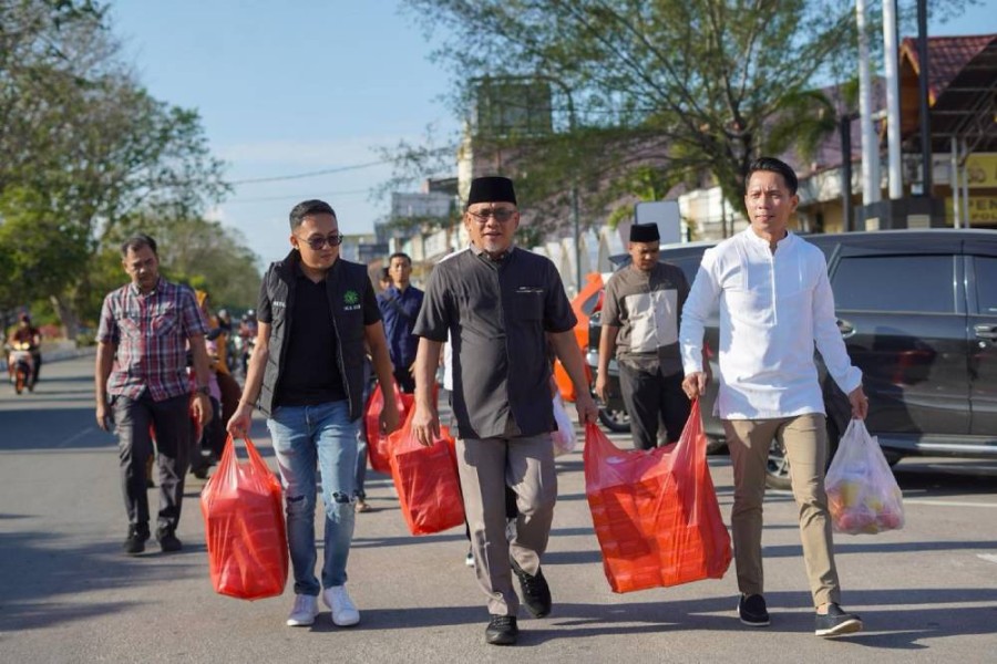 Sebar Kebahagiaan Dengan 1000 Paket Takjil, Pemko Dumai Apresiasi Sinergi BPC HIPMI, Karang Taruna, DPC IKA UIR, dan SMSI