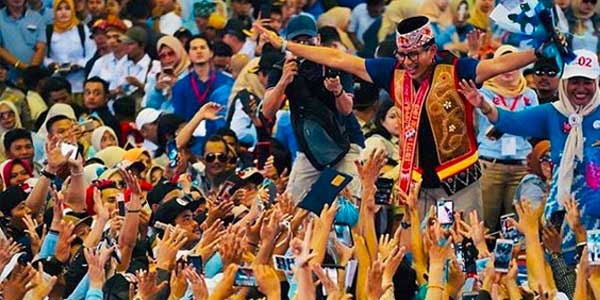 Petjah, Ribuan Millenial dan Emak-emak Histeris Sambut Kehadiran Sandiaga Uno di Pontianak
