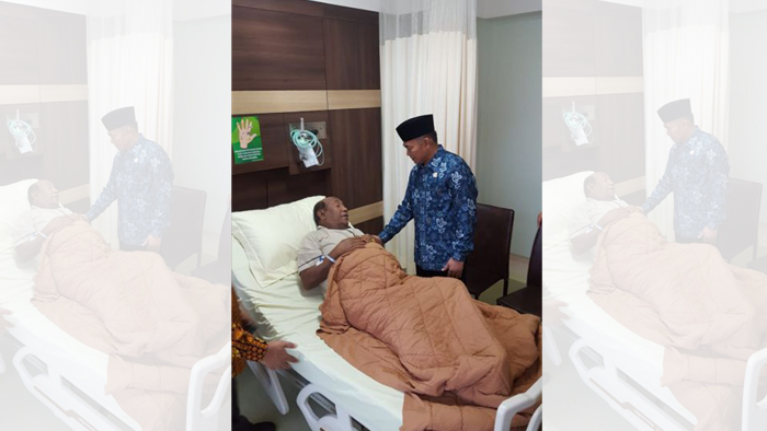 Mendikbud Besuk Gubri di RS Awal Bross Pekanbaru, 'Cepat Sehat Pak Gubernur'
