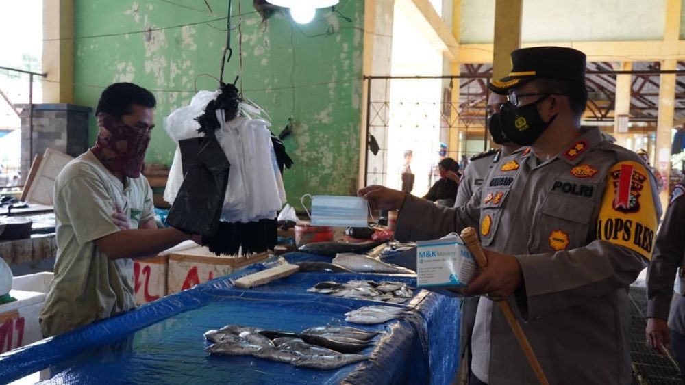 Cegah Penyebaran Corona Kapolres Siak Bagikan Masker di Pasar Belantik Raya