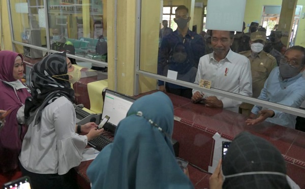 Kunjungi RSUD Arifin Ahmad, Jokowi Cek Fasilitas Pelayanan dan Ruang Poli