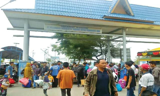 Ingatkan Petugas, Bupati Siak Pantau Lonjakan Pemudik di Pelabuhan Tanjung Buton