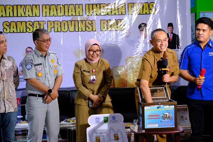 Apresiasi Wajib Pajak, Tim Pembina Samsat Riau Bagikan Logam Mulia dan Motor