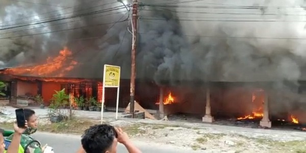 Enam Petak Rumah Terbakar di Jalan Hangtuah Duri