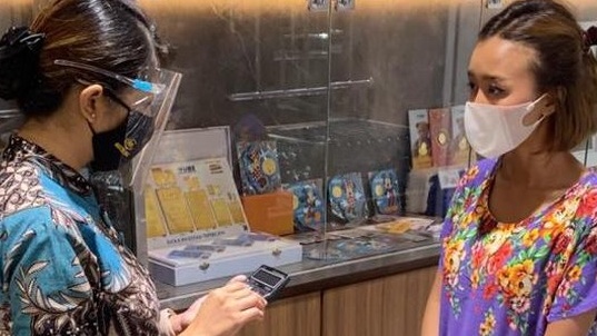 Viral Emak-emak Berdaster Beli Emas Rp 30 Juta, Ambil Uang dari Tas Kresek