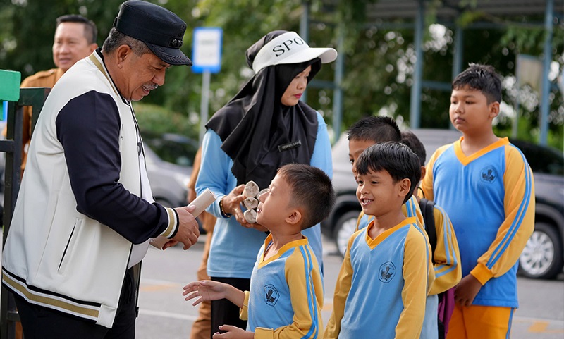 Bupati Siak Sambut Para Siswa di Gerbang Sekolah