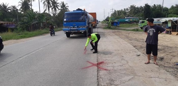 Innalillah... Ibu Rumah Tangga di  Dumai Tewas Setelah Hantam Ekor Besi Truk CPO, Dua Anaknya Cedera..