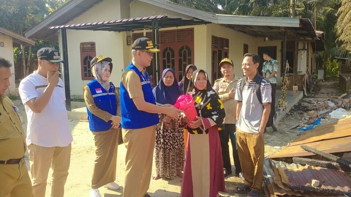 Korban Puting Beliung dan Kebakaran Terima Bantuan Pemkab