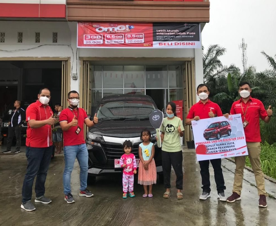 Apresiasi Mitra Outlet Telkomsel Serahkan Hadiah Mobil Untuk Pemenang Program DigiSTAR GasPol