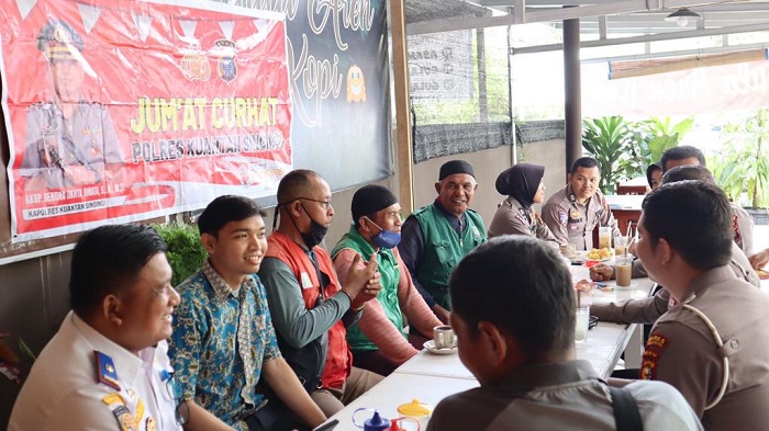 Satlantas Polres Kuansing Jum'at Curhat Bersama Tukang Ojek Di warkop Aren