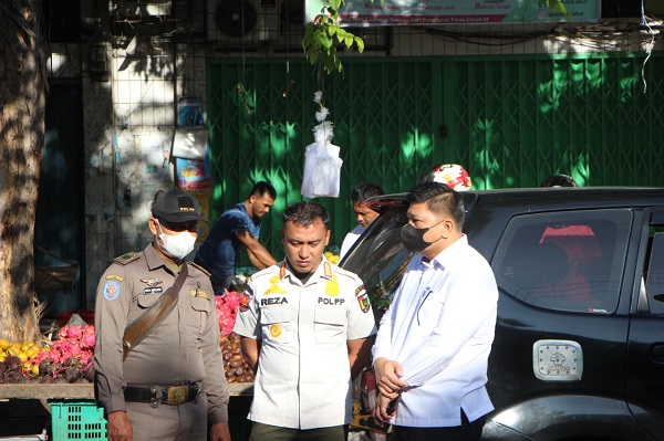 Satpol PP Pekanbaru Tertibkan Pedagang Pasar Tumpah di Jalan Ahmad Yani