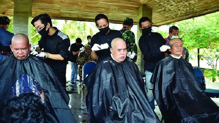 Syukuran di Daerahnya Nihil Kasus Covid-19, Bupati Yazid Mahfudz Sujud Syukur dan Cukur Rambut Sampai Gundul