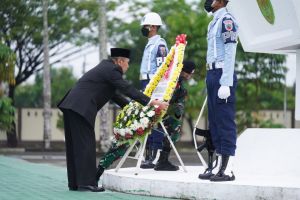 Gubri Melaksanakan Upacara Peringatan Hari Pahlawan di TMP Kusuma Dharma Pekanbaru