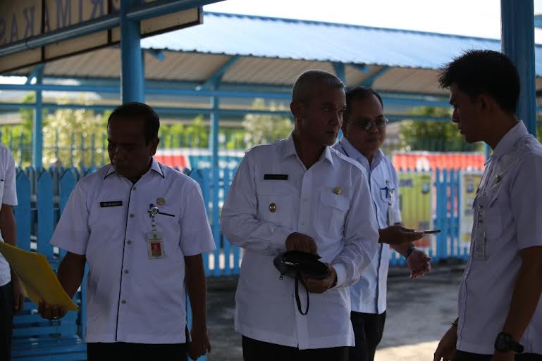 Wabup Meranti Sidak PNS dan Tenaga Hororer di Pelabuhan