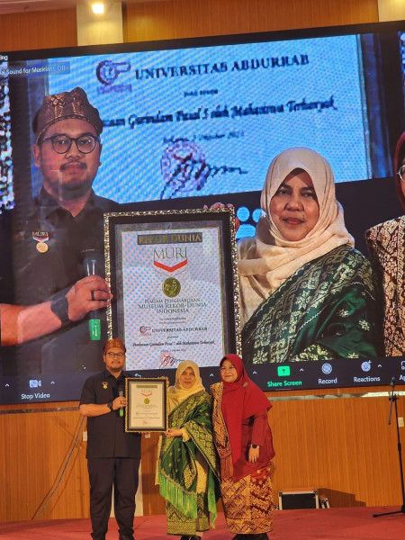 Universitas Abdurrab Raih Rekor Dunia MURI 'Pembacaan Gurindam oleh Mahasiswa Terbanyak'