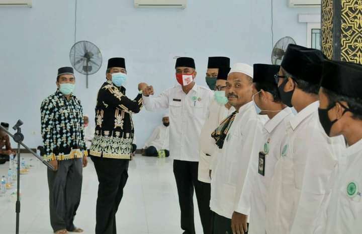 Gunakan Masker, Bupati Siak Alfedri Lantik pengurus MUI dan IPHI Kecamatan Lubuk Dalam  dengan Protokol Kesehatan