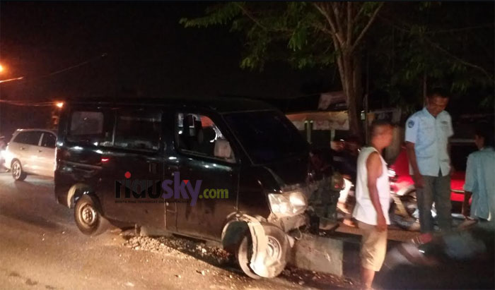 BREAKING NEWS: Diteriaki Rampok, Grandmax  Panjat Trotoar Sudirman, Delapan Penumpangnya Berhamburan