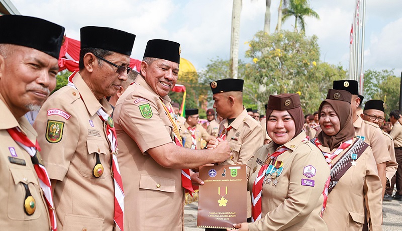 Bupati Alfedri Pimpin Apel Peringatan Hari Pramuka Ke-63 di Siak