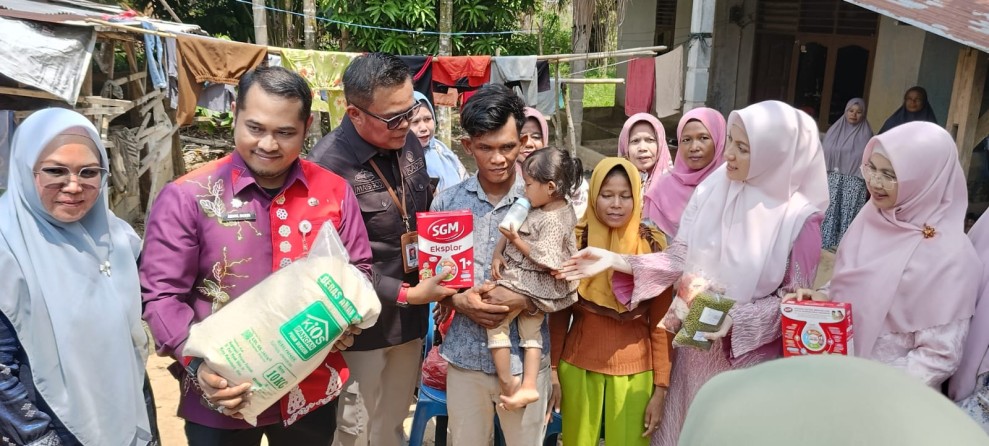 Sulastri  Antarkan Bantuan untuk Keluarga Anak Stunting di Tenayan Raya