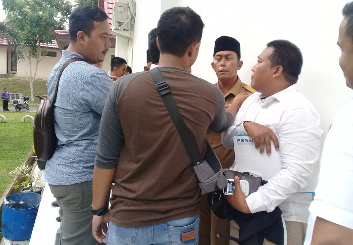 ALAHMAKKK...Baru Juga Keluar dari Ruang Sidang PN Rohil, Ehhh Penghulu Darusalam Langsung Ditangkap Kejaksaan Dumai