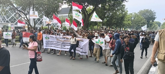 Ribuan Massa Demo di Depan Gedung Kejati Riau, Tolak Relokasi dan Pengalihan ke  Agrinas
