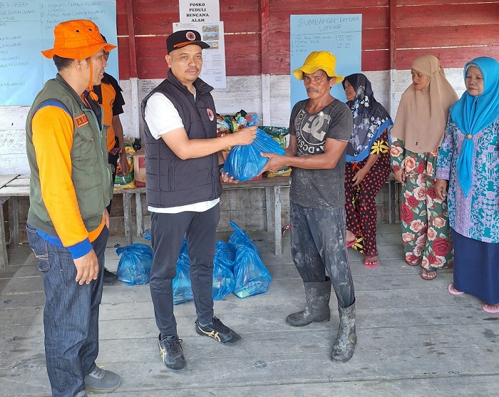 BPBD Inhil Salurkan Bantuan untuk Korban Abrasi di Sungai Nyiur Inhil
