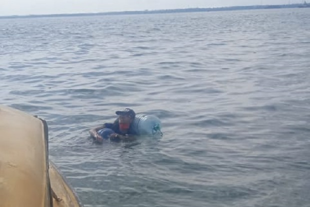 Tak Punya Uang Pulang Kampung, Pemuda Pemuda Ini Nekat Menyeberangi Teluk Balikpapan Pakai Galon