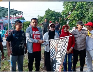 Meriahkan HUT ke-80 RI, Camat Kulim Fajri Adha Jalan Santai bersama Ratusan Warga di RW 16 Mentangor