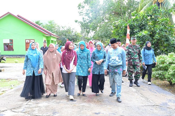 Aksi Nyata Program TP Posyandu Riau, Ketua TP Posyandu Bengkalis Dampingi Ibu Gubri di Pesisir