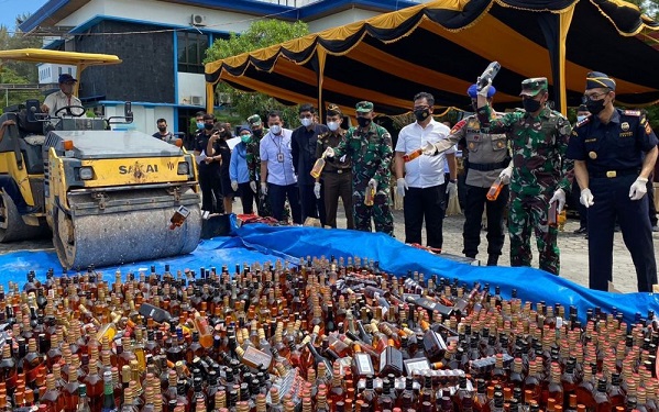ILEGAL! Barang  Senilai Rp5,4 Miliar Dilindas Pakai Alat Berat dan Dibakar, Ada Rokok, Miras sampai Pakaian Bekas...