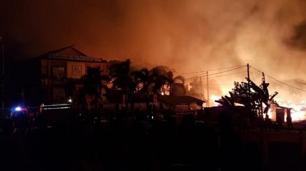 Kebakaran Hebat, Hanguskan 300 Rumah Warga di Beverli Batam Center 